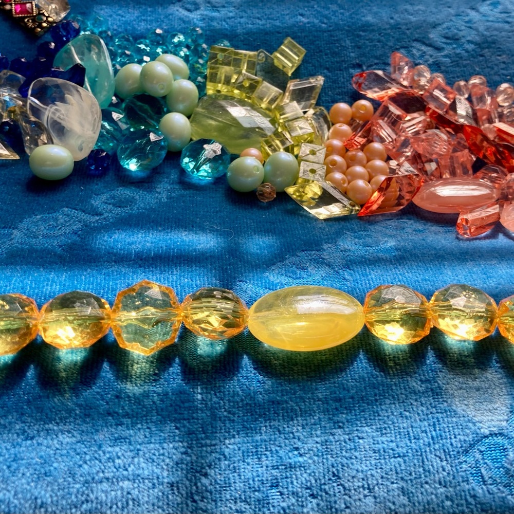 NWOT “SUNSHINE YELLOW” HANDMADE BRACELET IN A 7” LENGTH